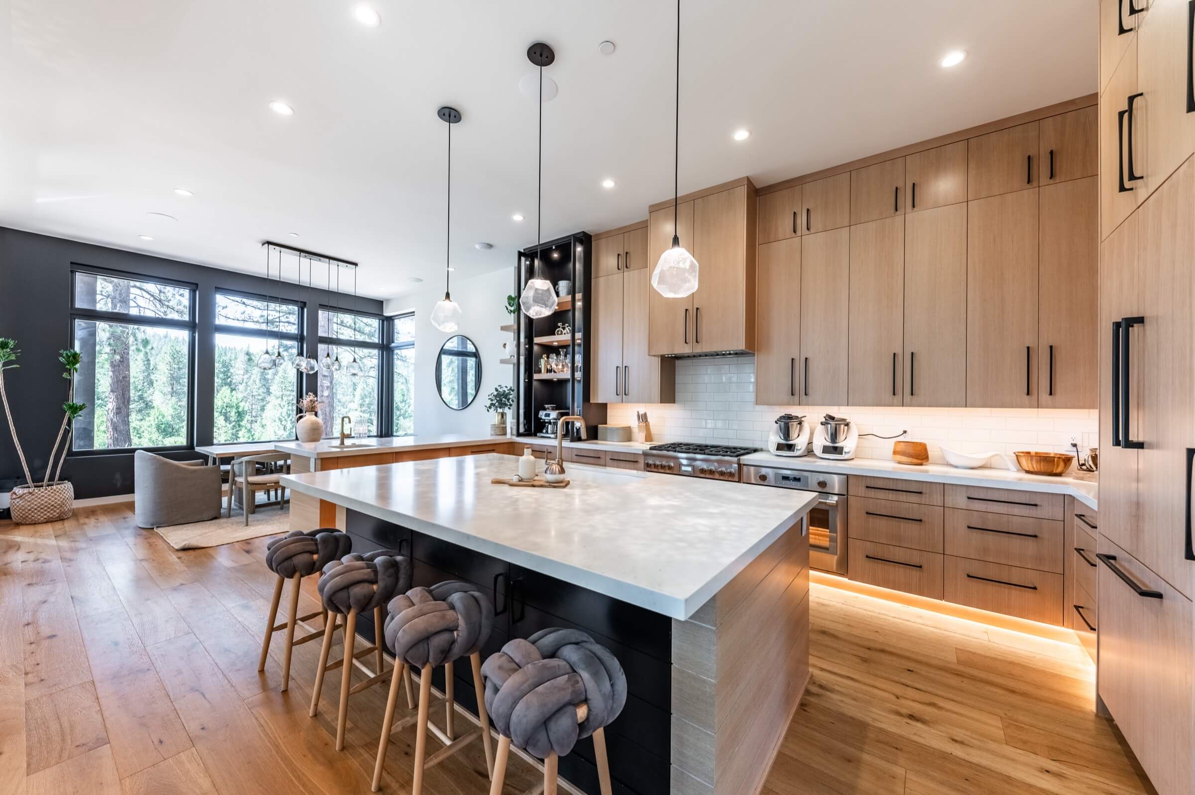 Contemporary kitchen design in Gray's Crossing, California