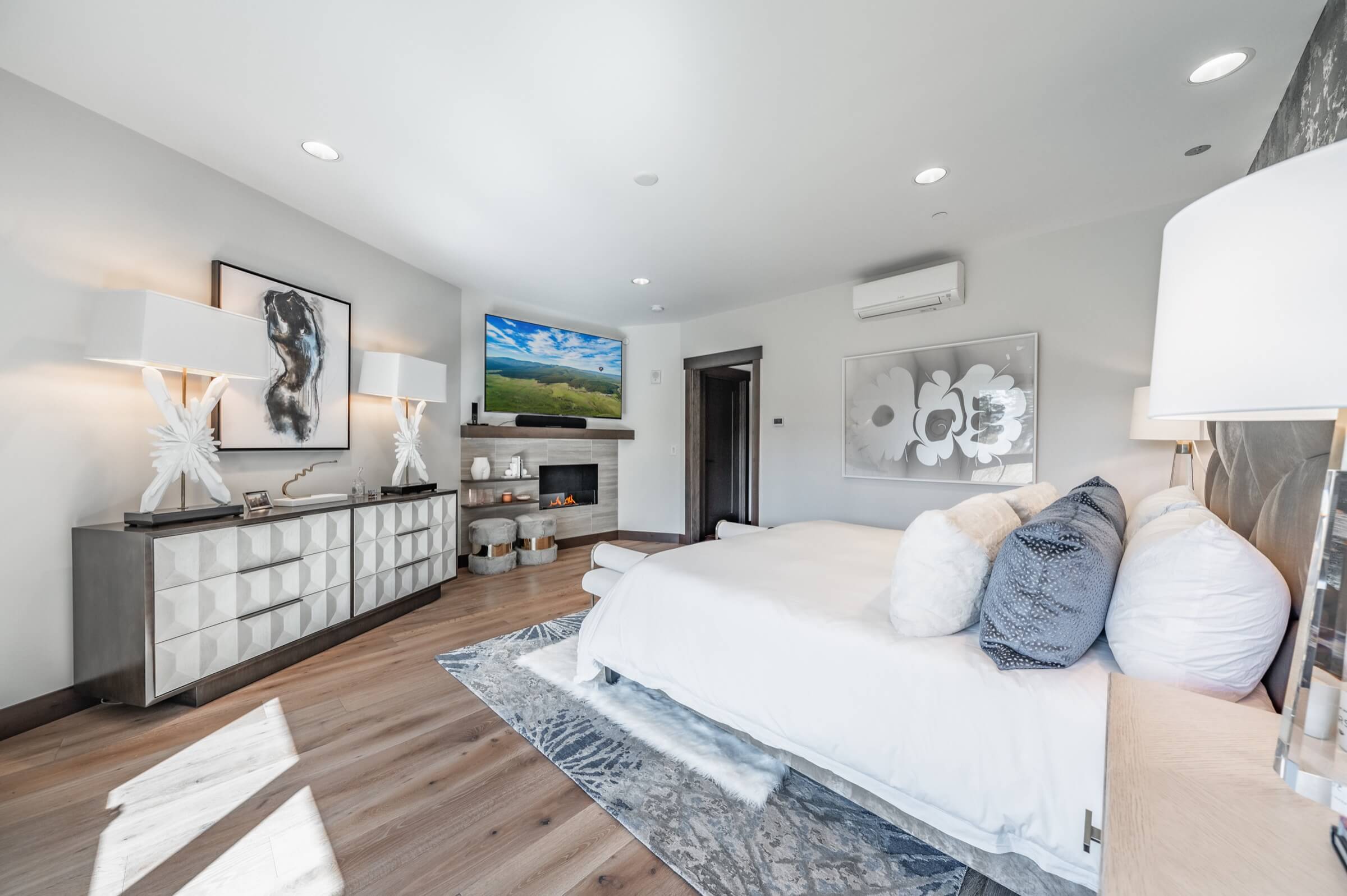 Contemporary bedroom design in Lake Tahoe